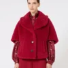 アルパカとウールのテディ生地を使用したケープ、レッド アルパカとウールのテディ生地を使用したケープ、レッド