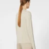 カシミヤ糸のセーター、ベージュ カシミヤ糸のセーター、ベージュ