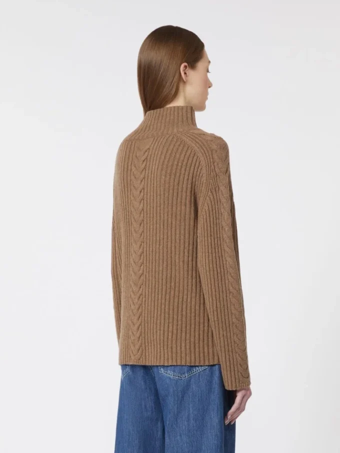 ケーブル編みのウール&カシミア タートルネックセーター、マッド ケーブル編みのウール&カシミア タートルネックセーター、マッド