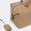 ミディアムサイズのナチュラルレザー製ボウラーバッグ、マッドカラー ミディアムサイズのナチュラルレザー製ボウラーバッグ、マッドカラー