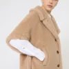 ボックスシルエットのアルパカ＆カシミア・テディ生地ケープ、ベージュ