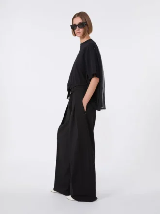 背面にプリーツを施したコットンTシャツ、ブラック