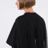 背面にプリーツを施したコットンTシャツ、ブラック 背面にプリーツを施したコットンTシャツ、ブラック